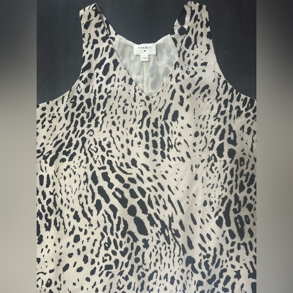 Everly black & white cheetah print top. Size Small. EUC. - Picture 5 of 8